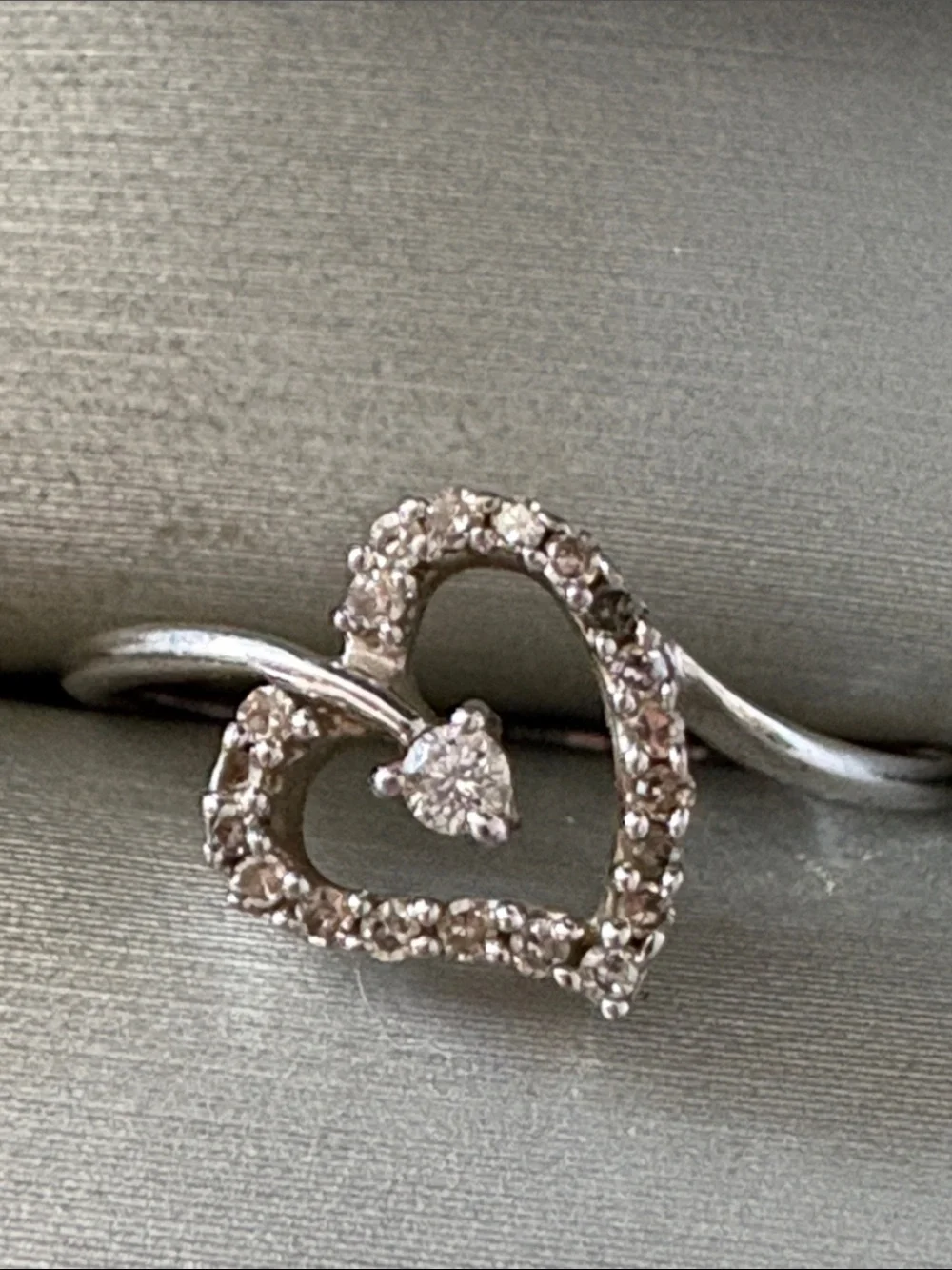 10K White Gold heart ring with sparkling diamonds Zales circa 2010 size 7